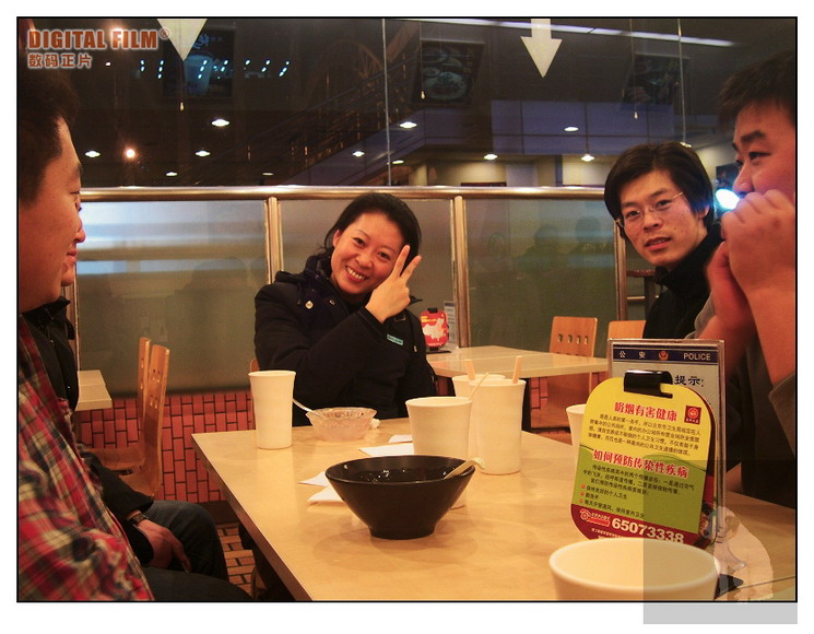 岸芷，雷子等党和国家领导人在就餐。。。