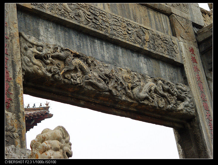 很精美的石雕，可惜拉不近了