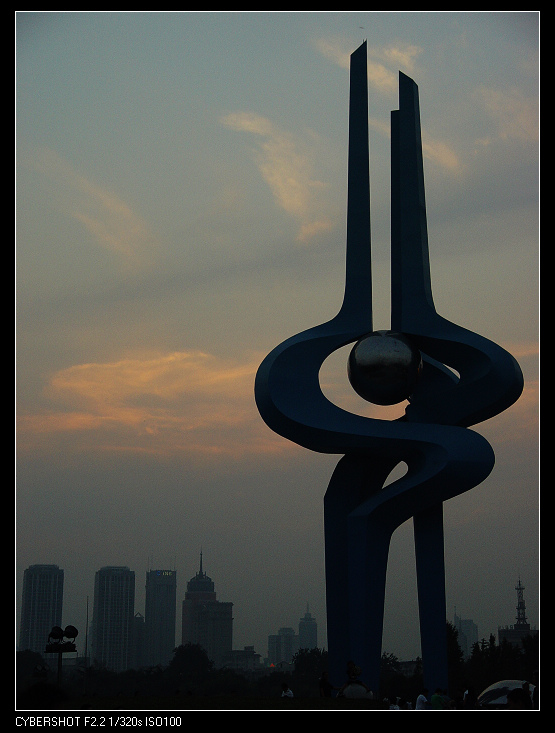 黄昏时的济南广场