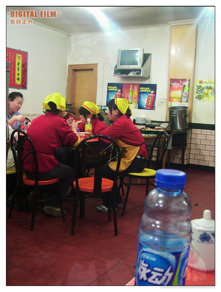 服务完我们，他们也开始晚餐了。。