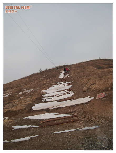 往上步行到阳台山顶