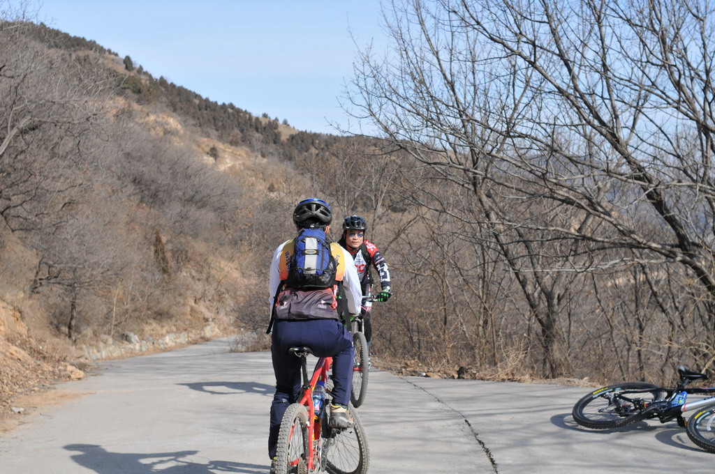 这个背着的人是谁？想认识他