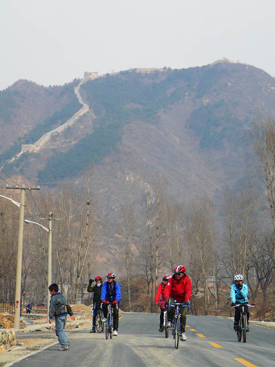 P1100114我们骑行在长城脚下.jpg