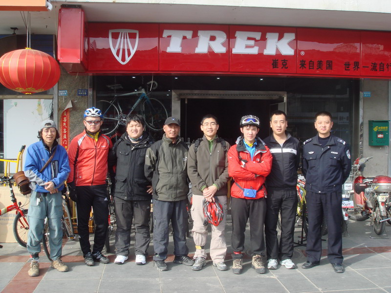 这是崔克单车门前。老板请我们喝茶~~