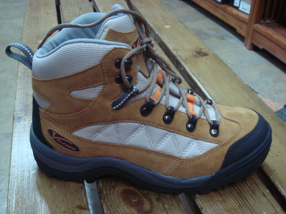 90块钱的登山鞋。只有44 45码的。不过我试过了42 43的脚可以穿。