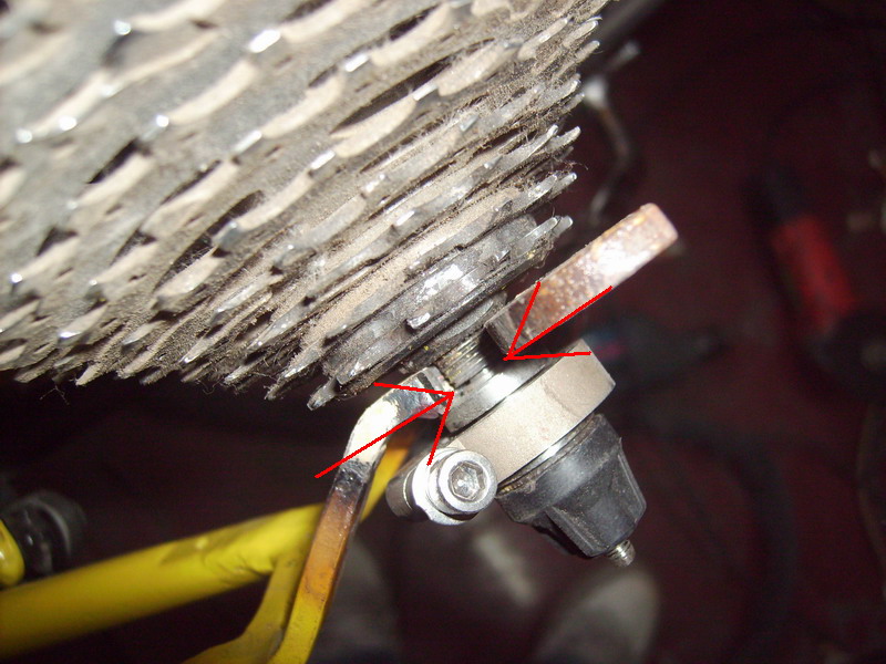 保持垫片和轴棍之间的间隙，锁紧即可，这样即保证轴、轴承的运转，又可牢牢的将轴和轴承固定在后勾上。 ...