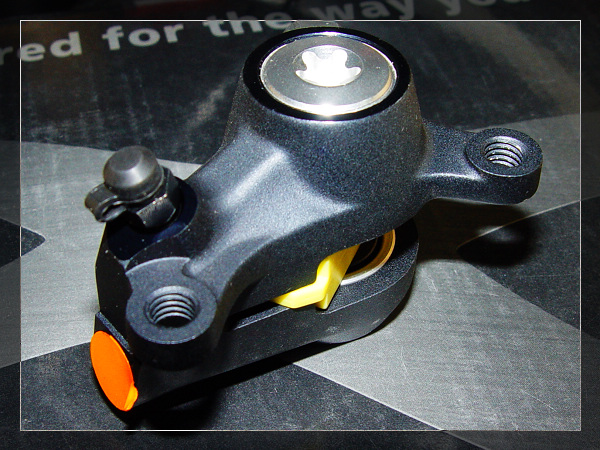 看两个螺丝孔就知道没装过车