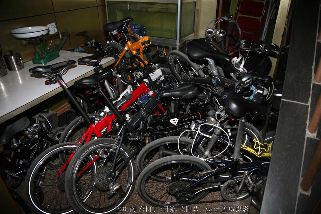 饭馆里如山的折叠车