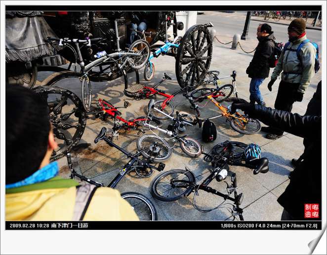 散乱一地的折叠车