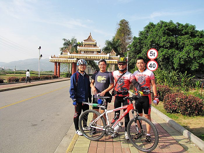 珠海车友（子瑜）和澳门车友（何叔）带领我们游中山温泉