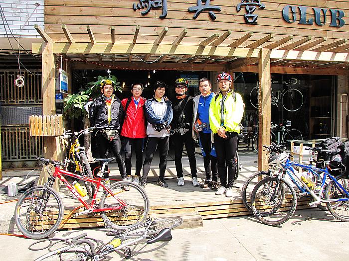 路上遇见两位车友，把我们带到我们要找的自行车俱乐部