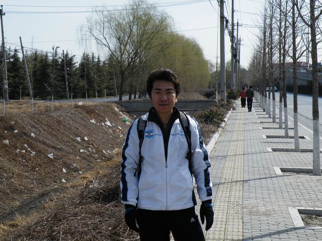 “我这不是来了吗？哥们儿，看看咱的新发型怎么样？”