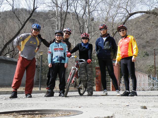 来张小合影。地点：果园脚下。