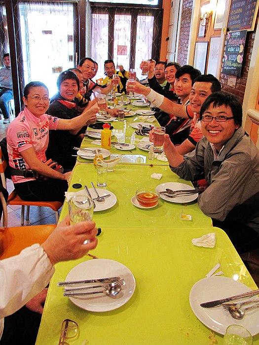 举杯祝贺，相识快乐