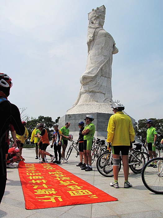 在妈祖山顶与葡萄牙车友巧遇，葡萄牙车友签名留念