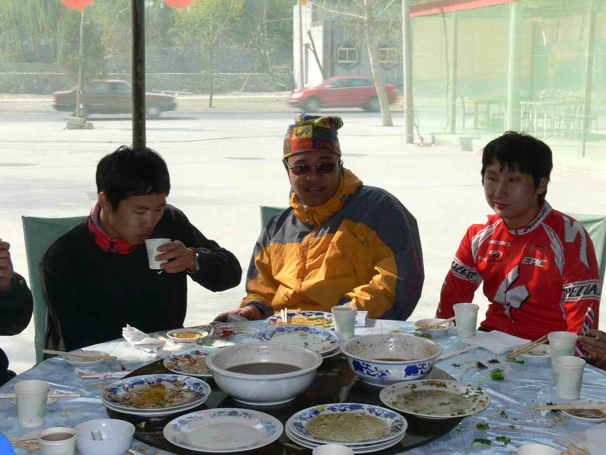 吃饭时的照片请大家欣赏！