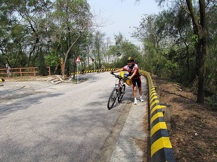 澳门妈祖山的坡太陡了，推车都很艰难，是我遇见最陡坡