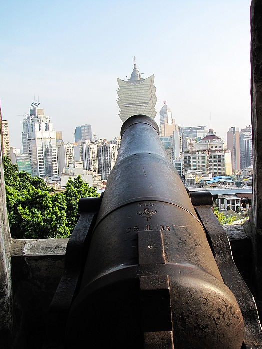 炮台的大炮瞄准葡京赌场