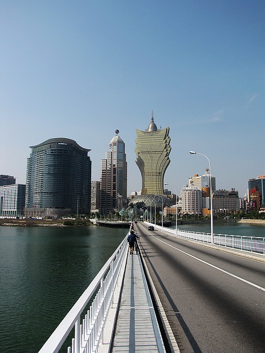 步行推车走过3公里澳门大桥