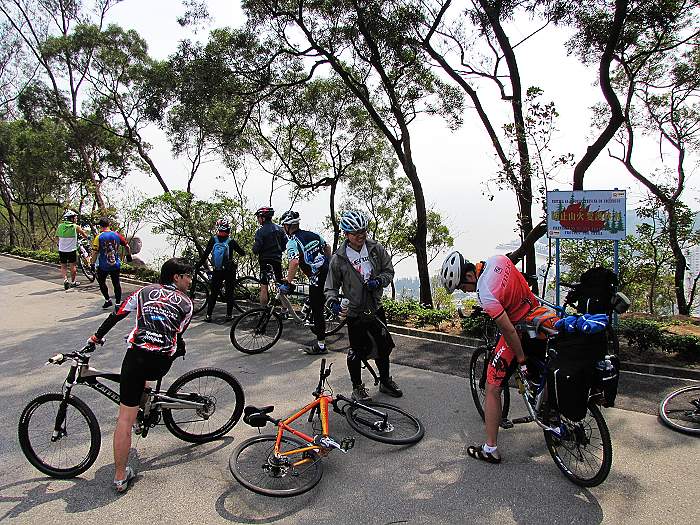妈祖山的坡太陡了，看看链子出问题了没有