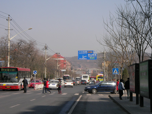 过了这块牌子右拐了。