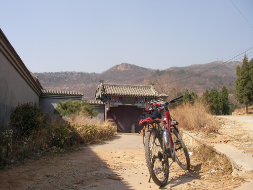 从右边的路上去的。