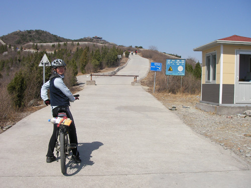 沿着挂甲塔塔门方向走的。