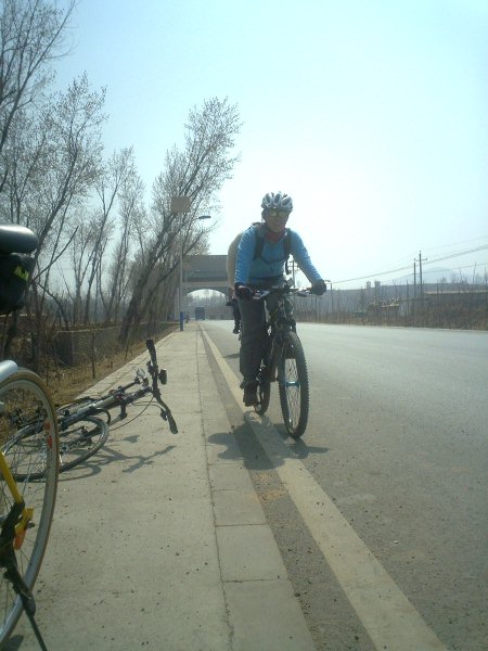 小美女来也，闲人靠边