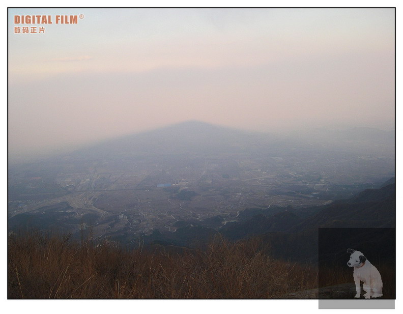 阳台山顶看市区，山影为光的折射而成