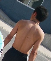 哇~我去年晒的背心还健在呢~