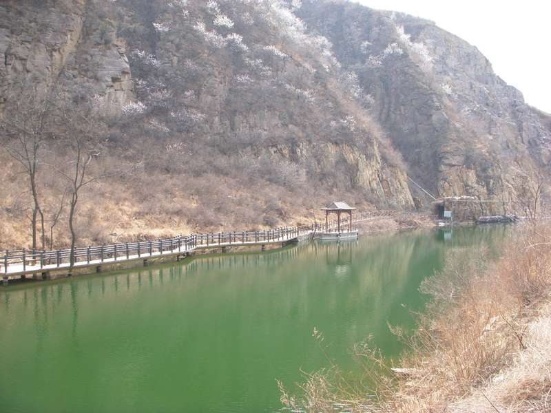 象一块翡翠镶嵌在山谷中！