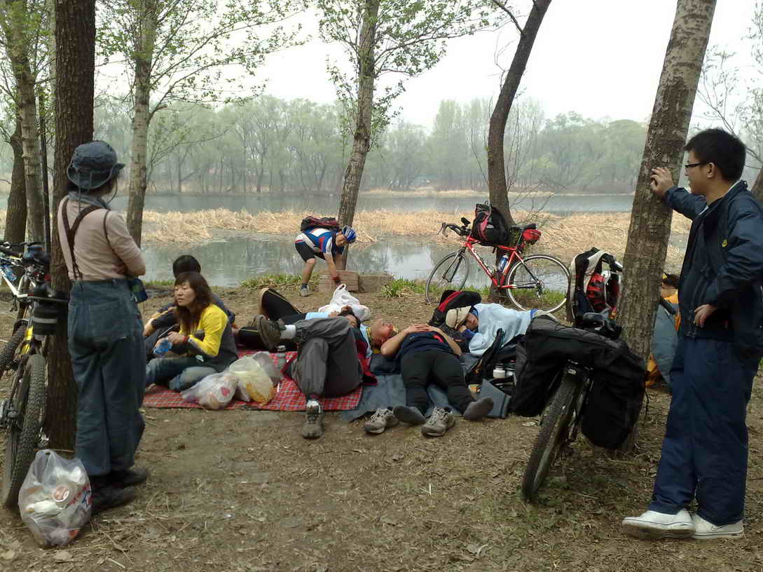 这两张照片，由远至近，仔细看看每个人的状态，很不错