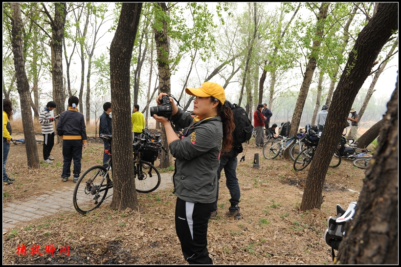 看她那得意样！