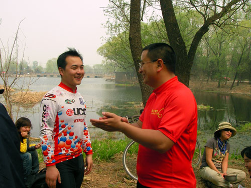 看左边的，夜鹰，未婚。