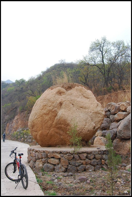 1、从北照台去活山涧的路边看到的大石.jpg
