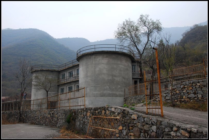 4、山寨最高的建筑，不知何用，估计是用来储水的.jpg