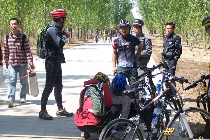 和小保安交涉中