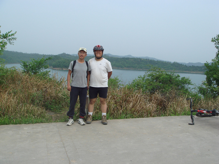 我和付大哥在仙海湖.jpg