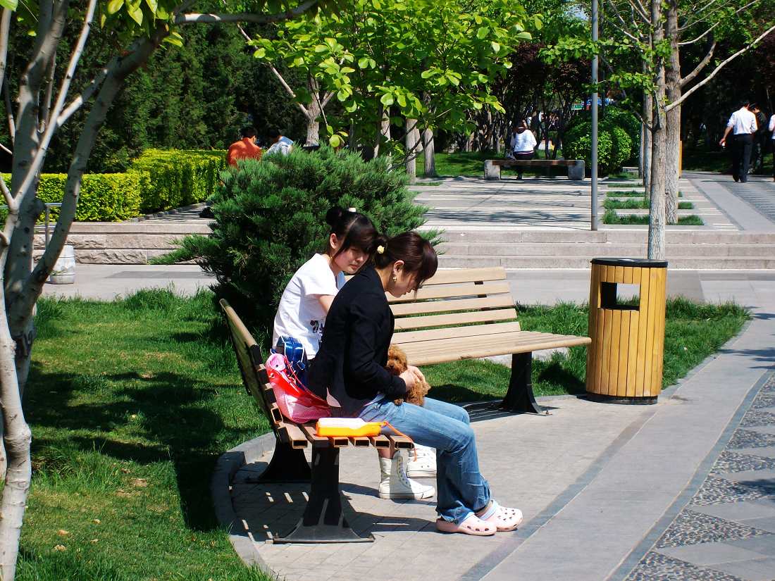 很有爱心的美女,鞋很有特点