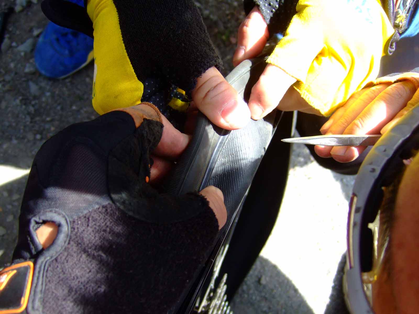 扎的真结实，只能用刀了。话说人车路带那么大个刀干嘛