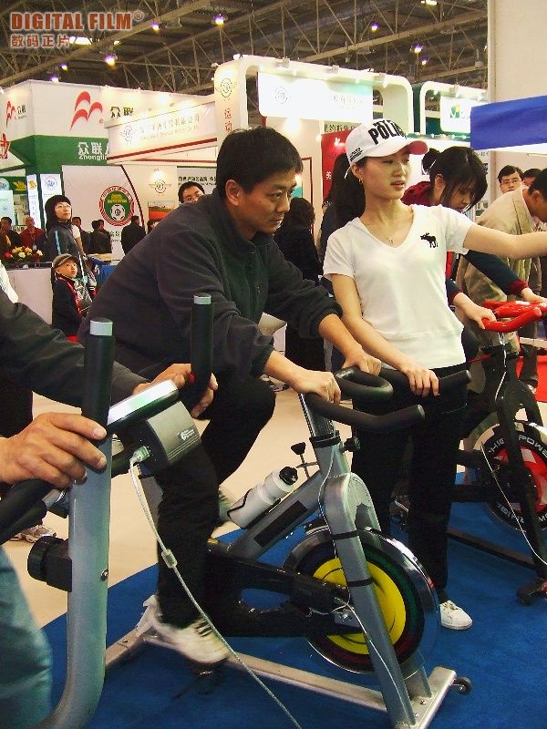 美女辅导下的单车游戏