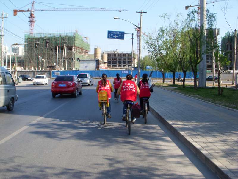 早上到天通苑时看到的车队