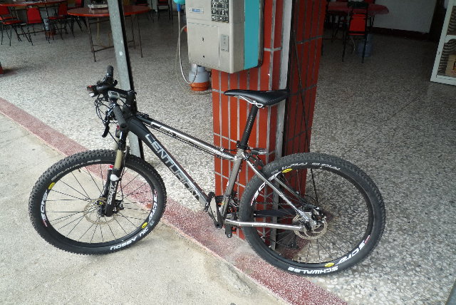 中間沒停下來拍照，這時已經到了第一個休息站~ 買水買水~