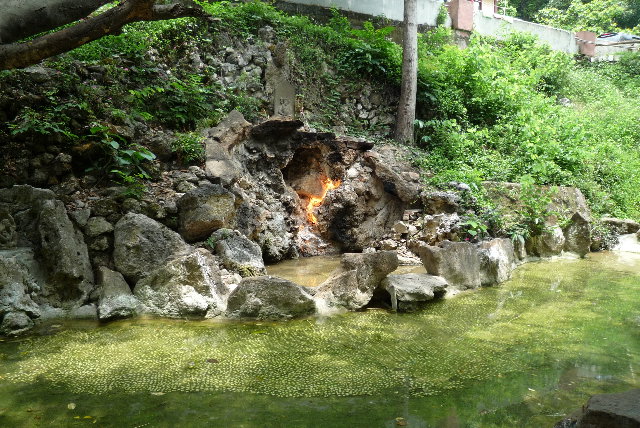 來了 水火同源...其實是水裡有天然沼氣湧出