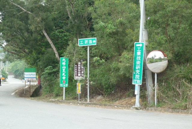 附近有個軍營，不能隨便拍照。在這個路口也看到好幾位車友...