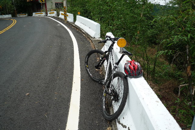 繼續往上出發~這條路砂石車很多，越騎越害怕~