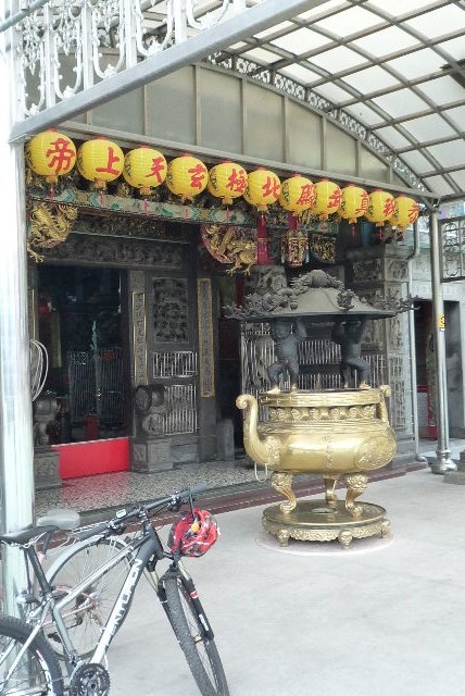 出發前先去拜拜...求菩薩保佑....