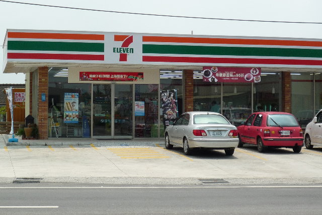 路上有7-11，快進去休息(中午十二點，熱死了~)