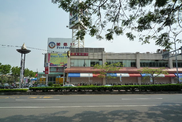 回到新營了，在家樂福門口喝了一碗綠豆湯~