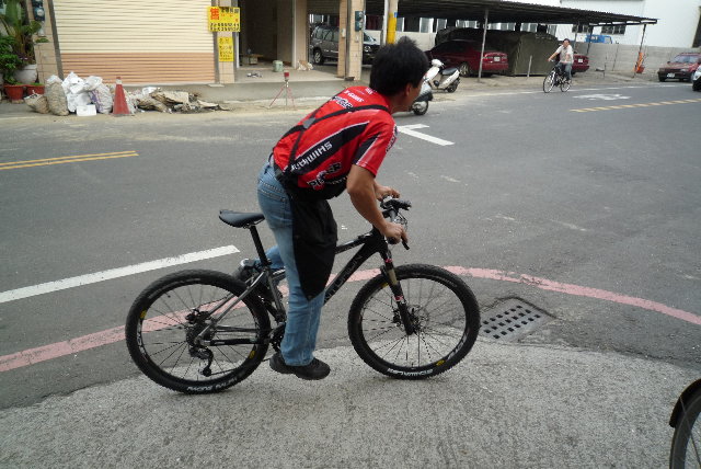 阿仁在表演立車和彈跳，技術比小鬼差多了